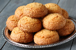 bitterkoekjes op een schaal