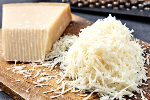 parmezaanse kaas stuk en rasp
