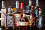 whiskey flessen op rij